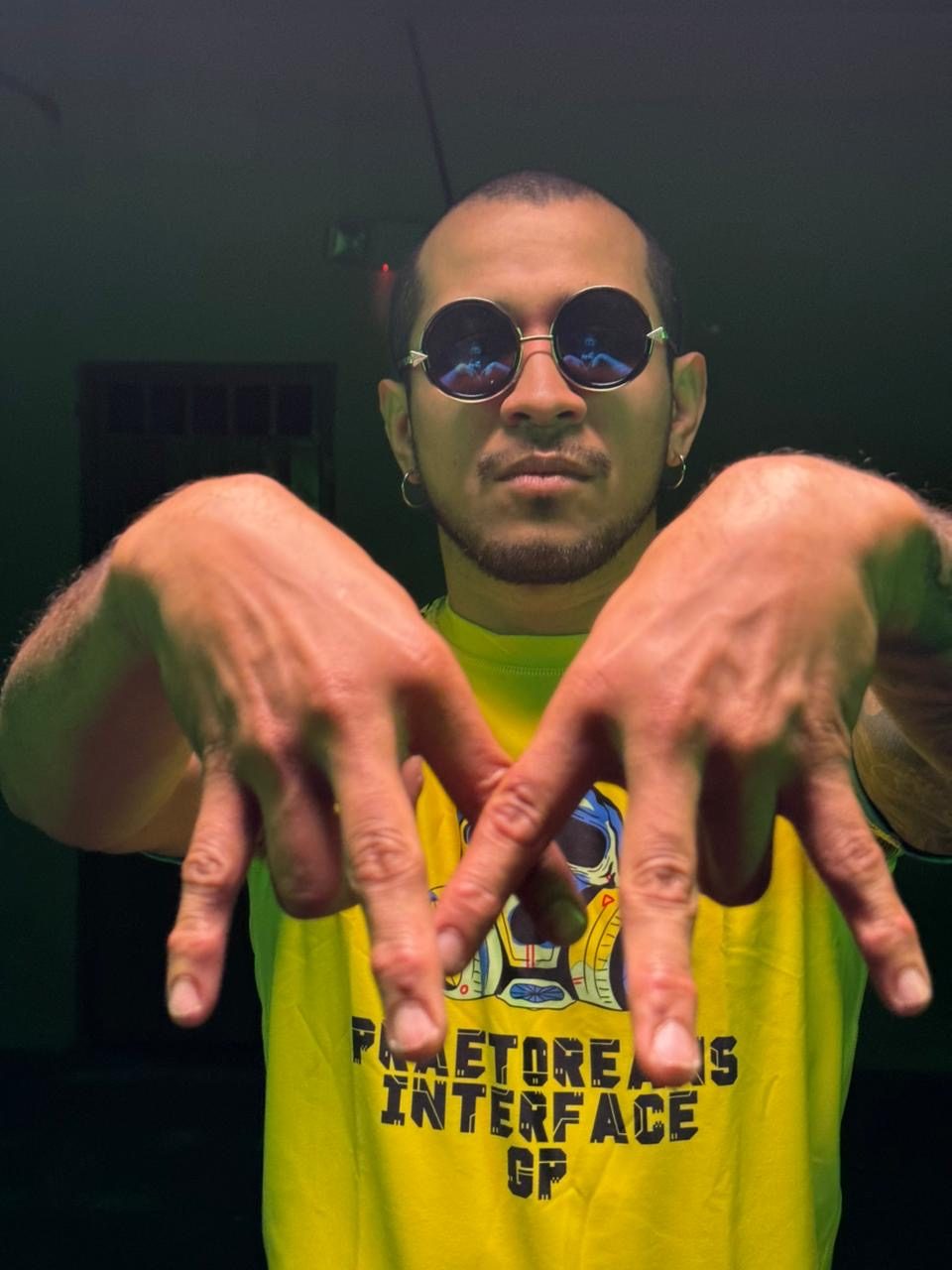 Fighter throwing the Raaz Borg hand sign